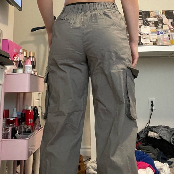 These gray cargo pants are light weight - Picture 6 of 9